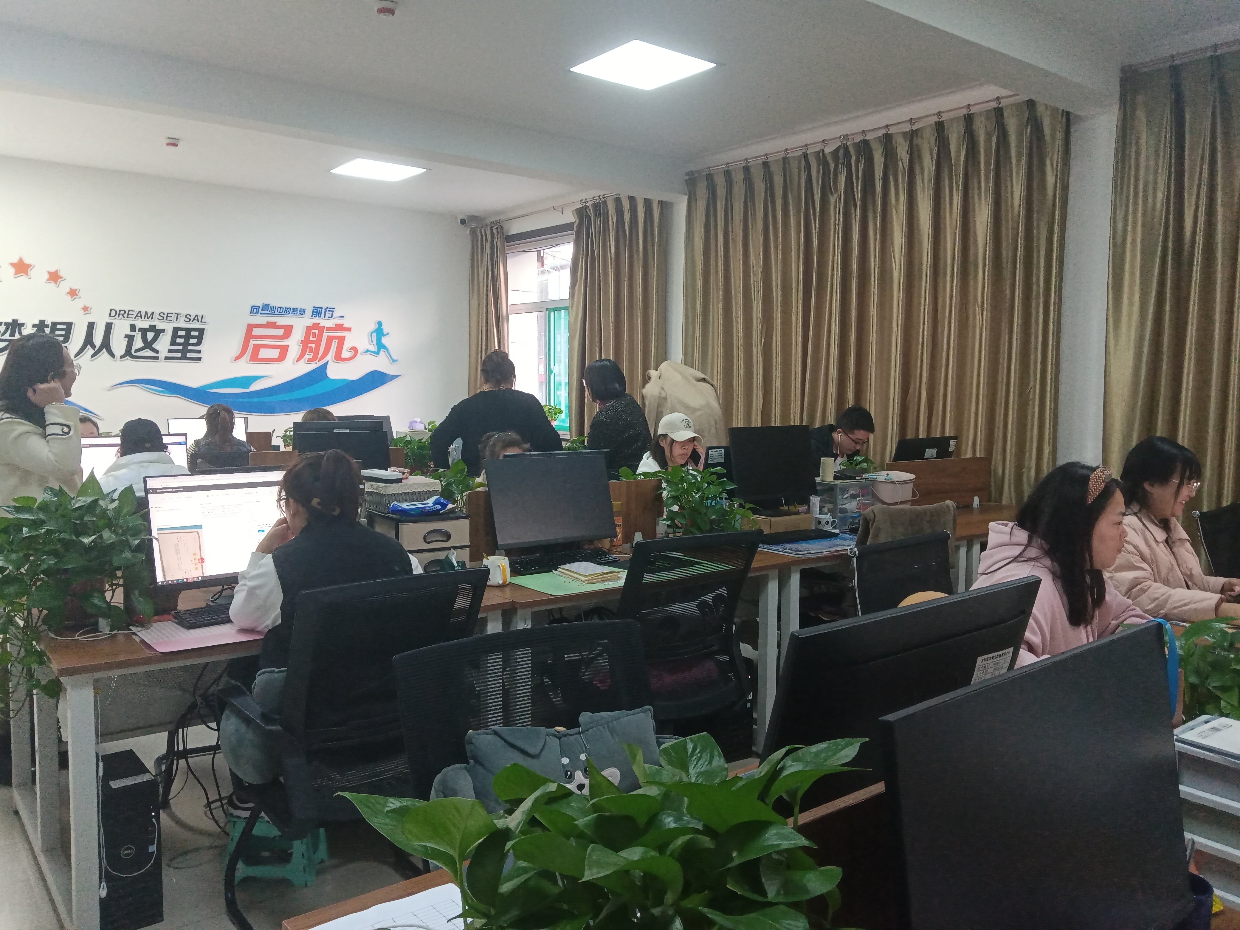 我在县城“喂”AI:曾经家门口就能月入过万,如今面临学历天花板