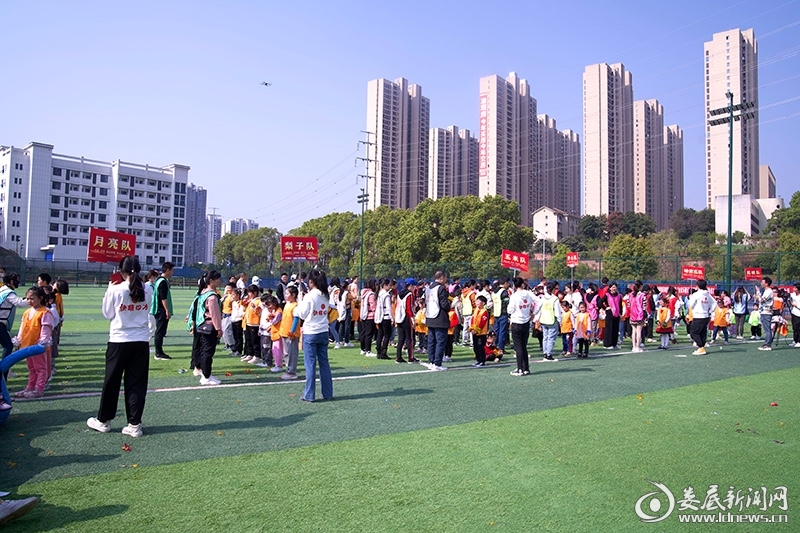 幼儿园亲子运动会全家乐翻天游戏,忆童年亲子运动会亲子律动表演