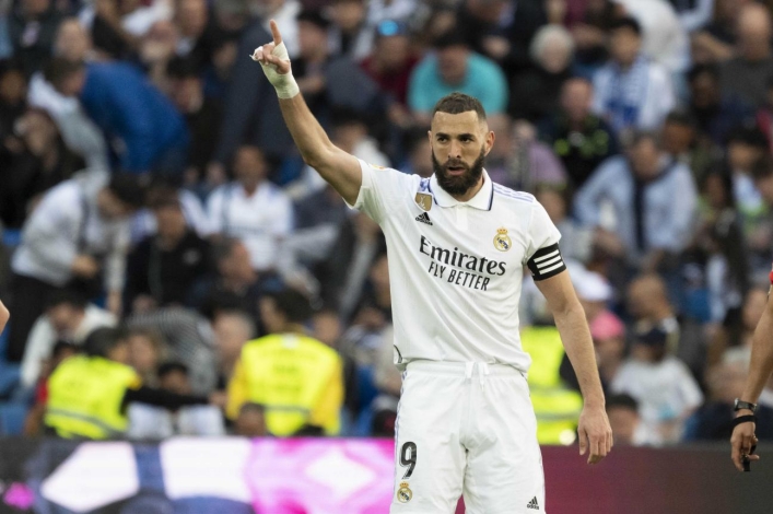 格列兹曼月度最佳球员,西甲格列兹曼梅开二度助攻巴萨