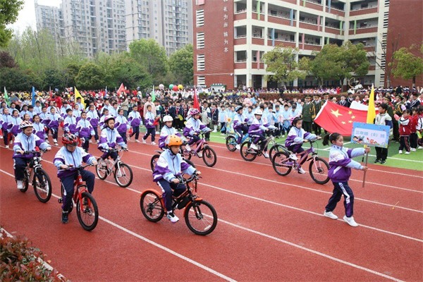 春季运动会总结和收获,运动会开幕式小学生快乐成长