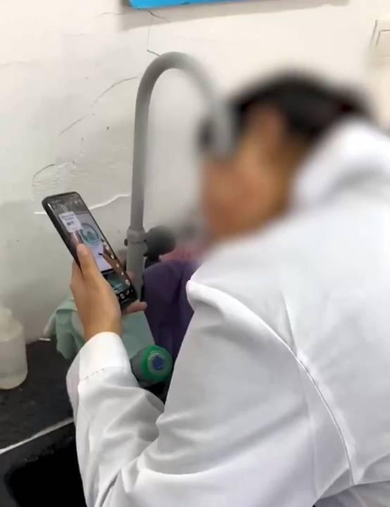 浓硫酸溅到皮肤上可以用水冲吗,当浓硫酸碰到皮肤时应该怎么办