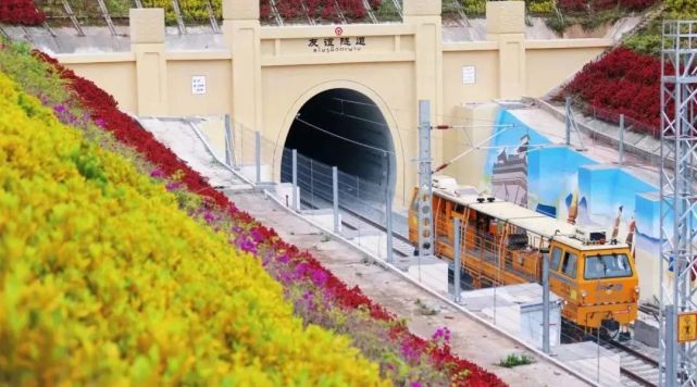 中老铁路国际货物列车,中老铁路跨境旅客列车