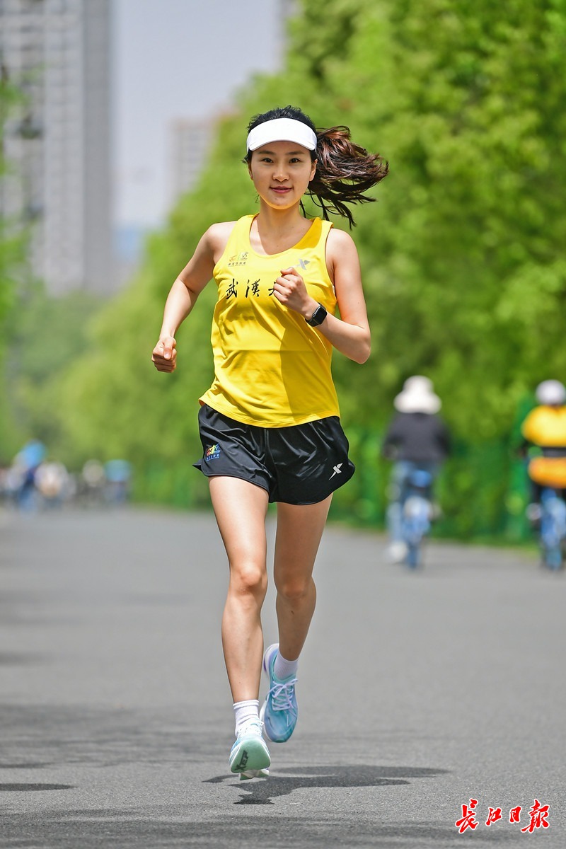 汉马直播第一名跑了多久,汉马开跑视频完整版