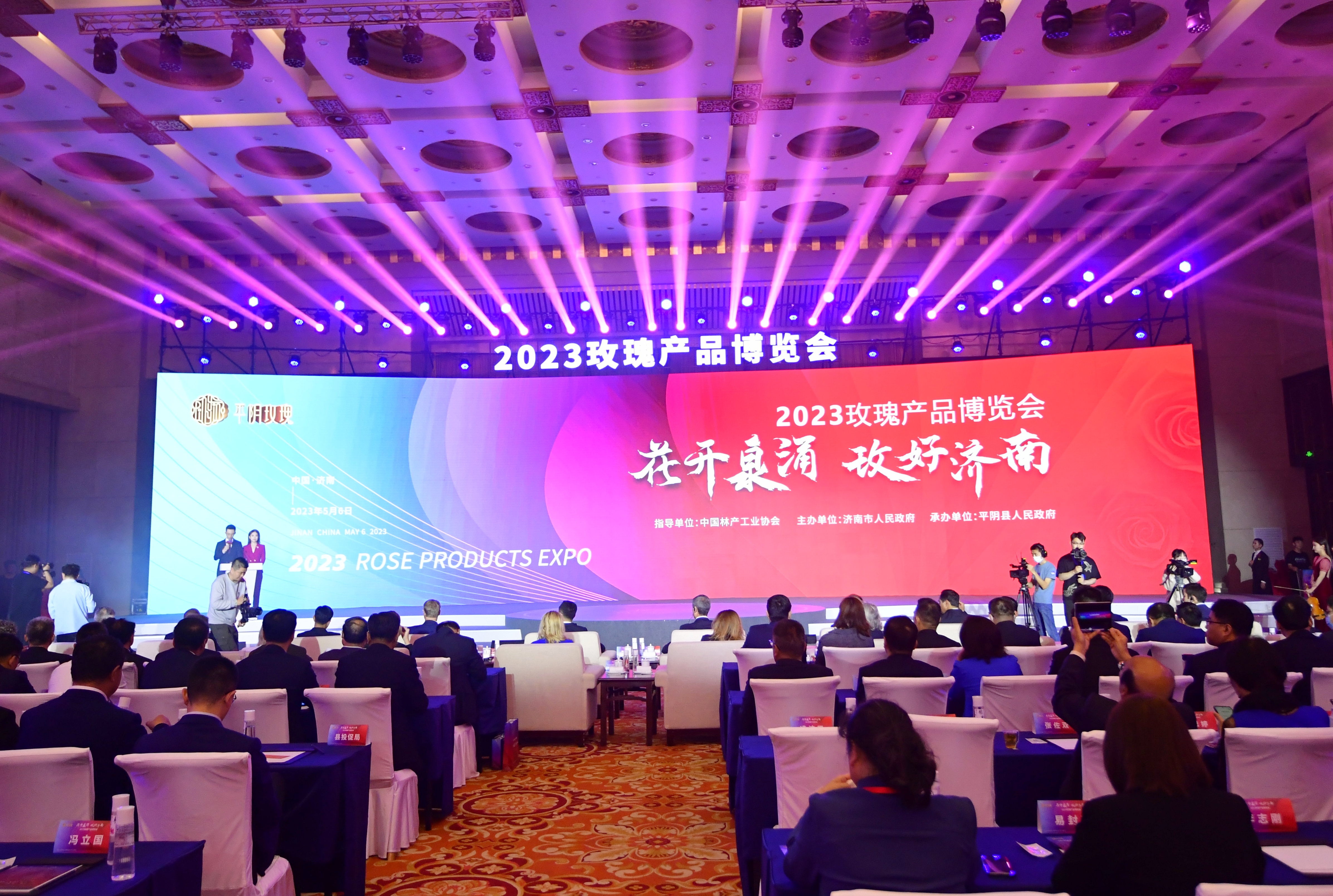 从种植历史到未来方向，展销长廊引人驻足——听“九朵玫瑰”讲故事