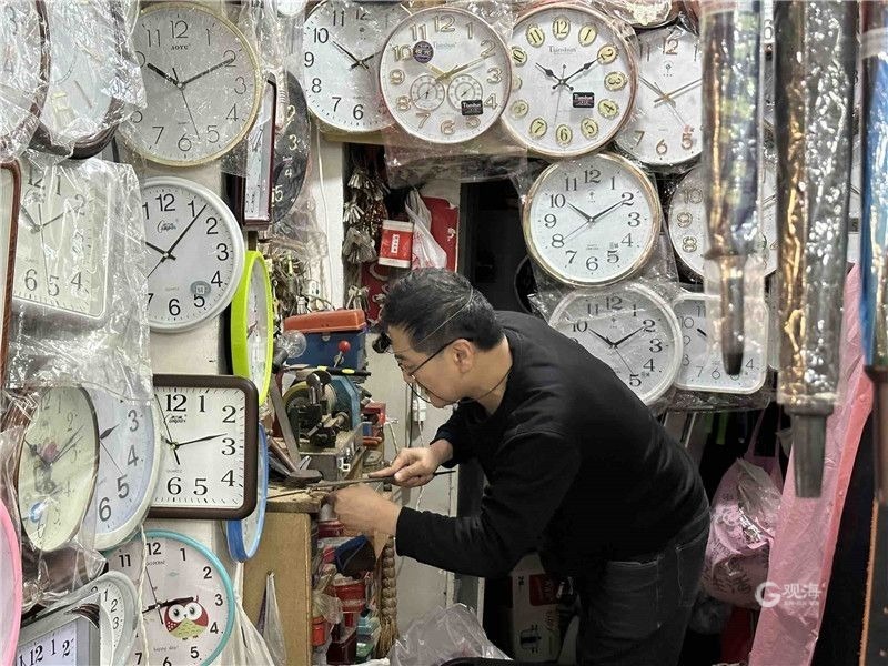 修修补补中重温“烟火气”!青岛市井街巷修补小店藏着“守艺”人