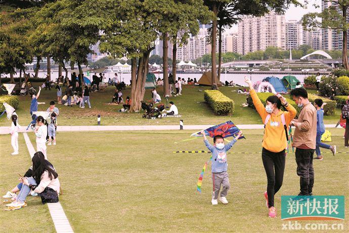 二沙岛公共草坪竟有人搭帐篷盈利