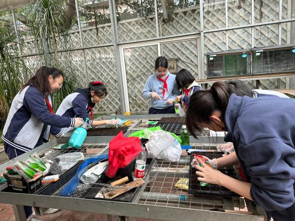 铁岭中学有个科技“园丁”，18年用一片城市“农田”为学生种下科学的种子