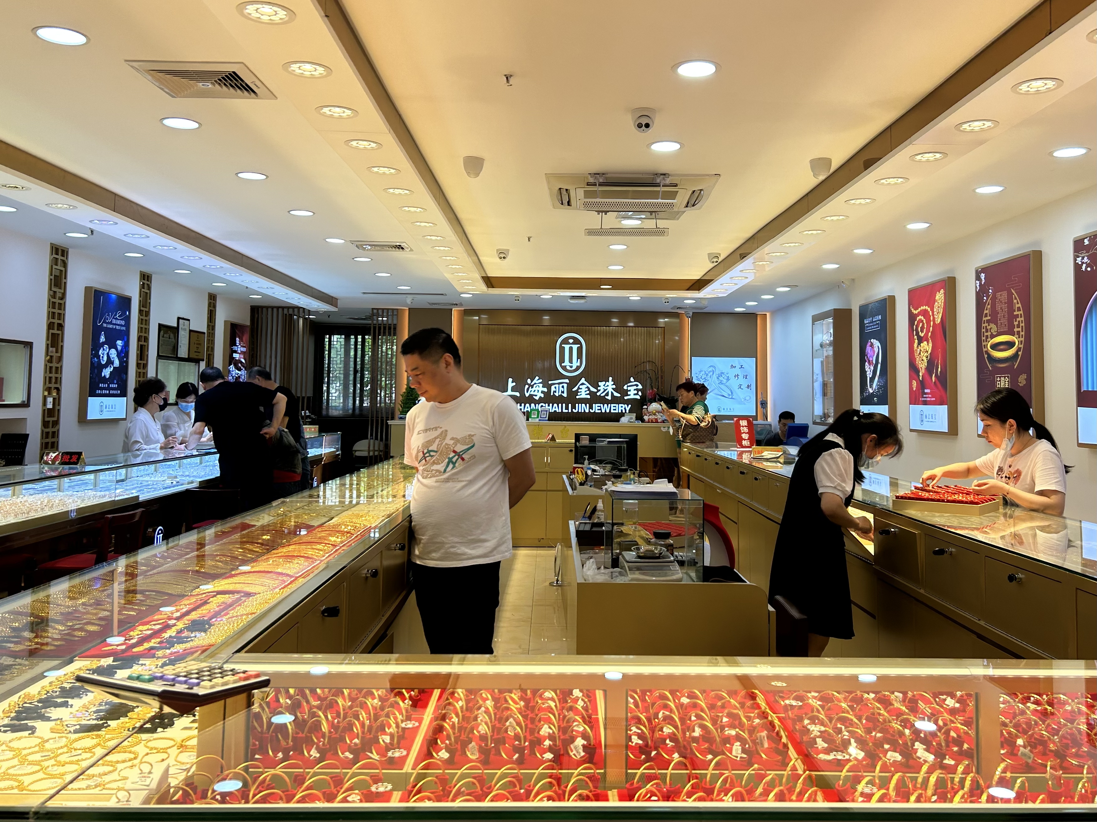 国际金价怎么涨这么快,国际金价逼近历史高点