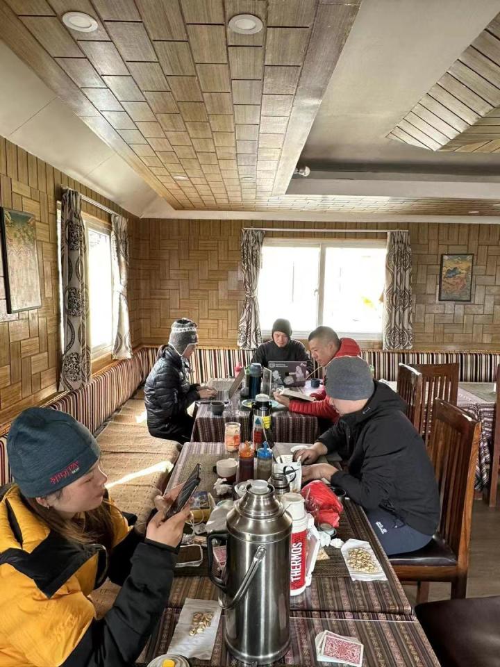 致敬勇敢的爬山女士,登顶珠峰的女将致敬勇者归来