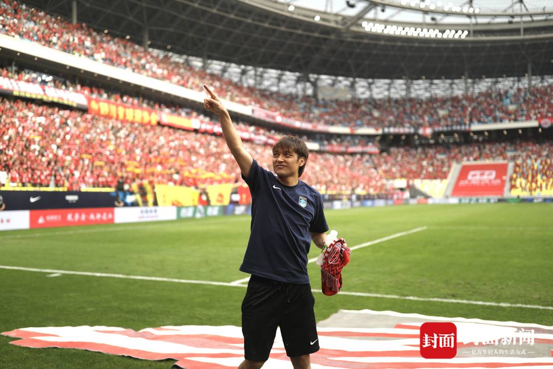 汪嵩成都绕场一圈感谢球迷,小将汪嵩流泪