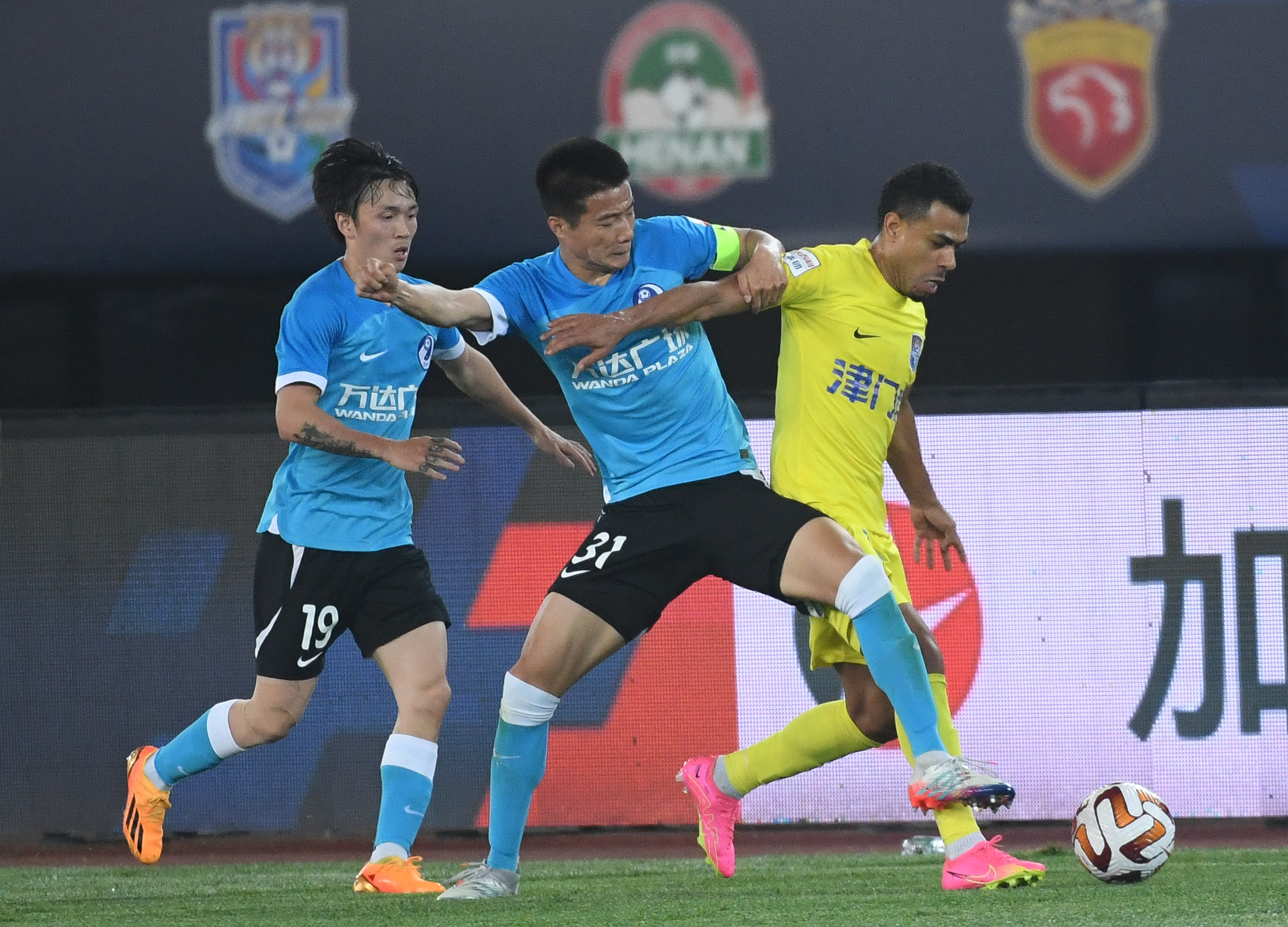 中超津门虎不敌山东泰山,中超大连人vs天津津门虎