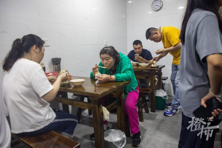 橙柿视觉丨杭州这家人均10元的烧饼油条店，凭什么能入选“米其林”？今早我们去探了探