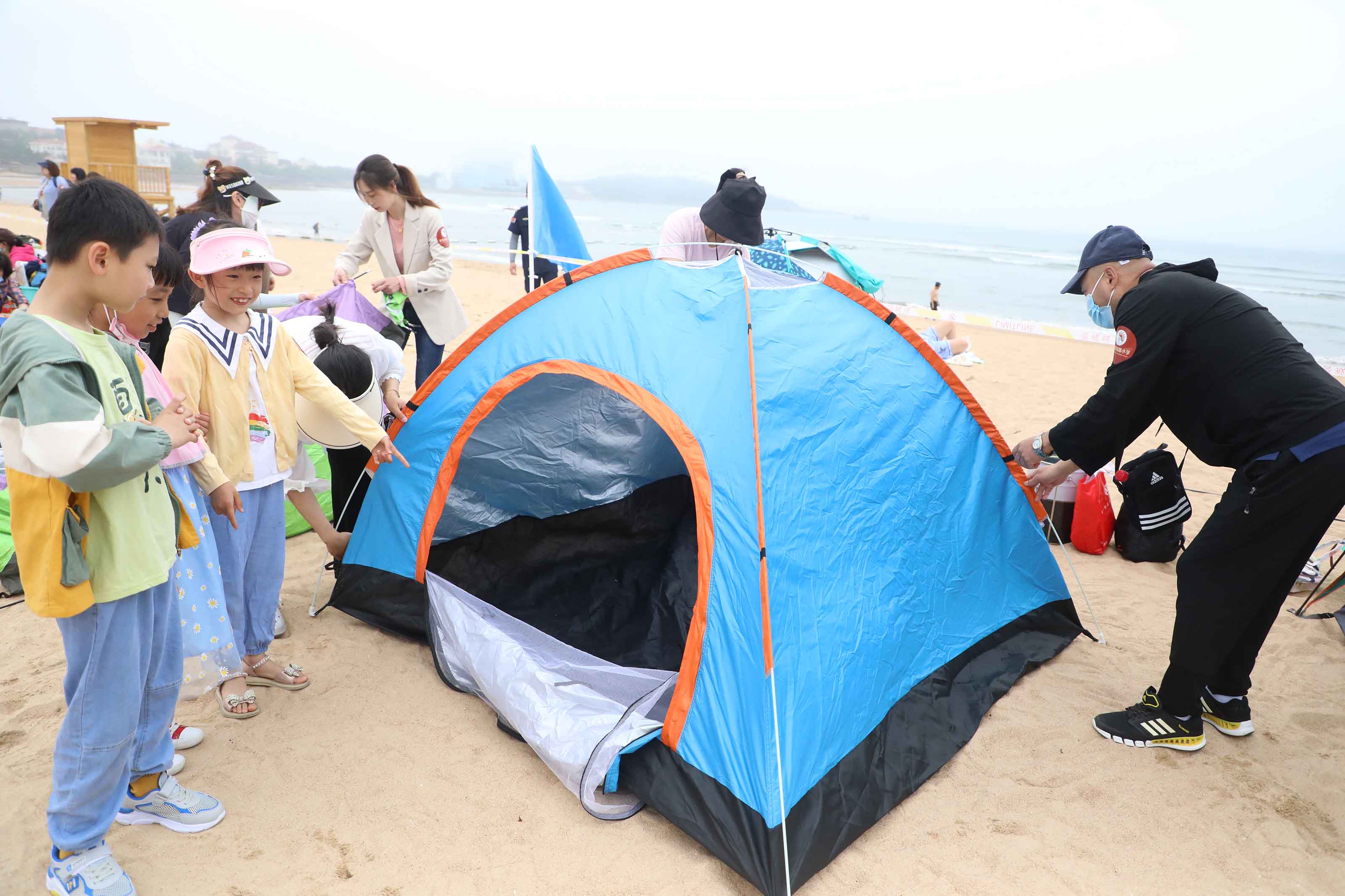 逐梦沙滩，亲子共乐！青岛朝城路小学举行沙滩游艺节