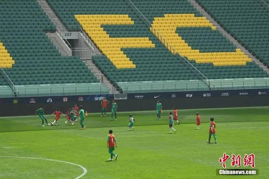 “新工体”首次！中超球员牵手藏族球童出场开赛