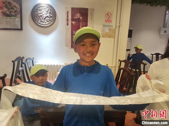 特写：一道彩虹下的40名藏族孩子北京行