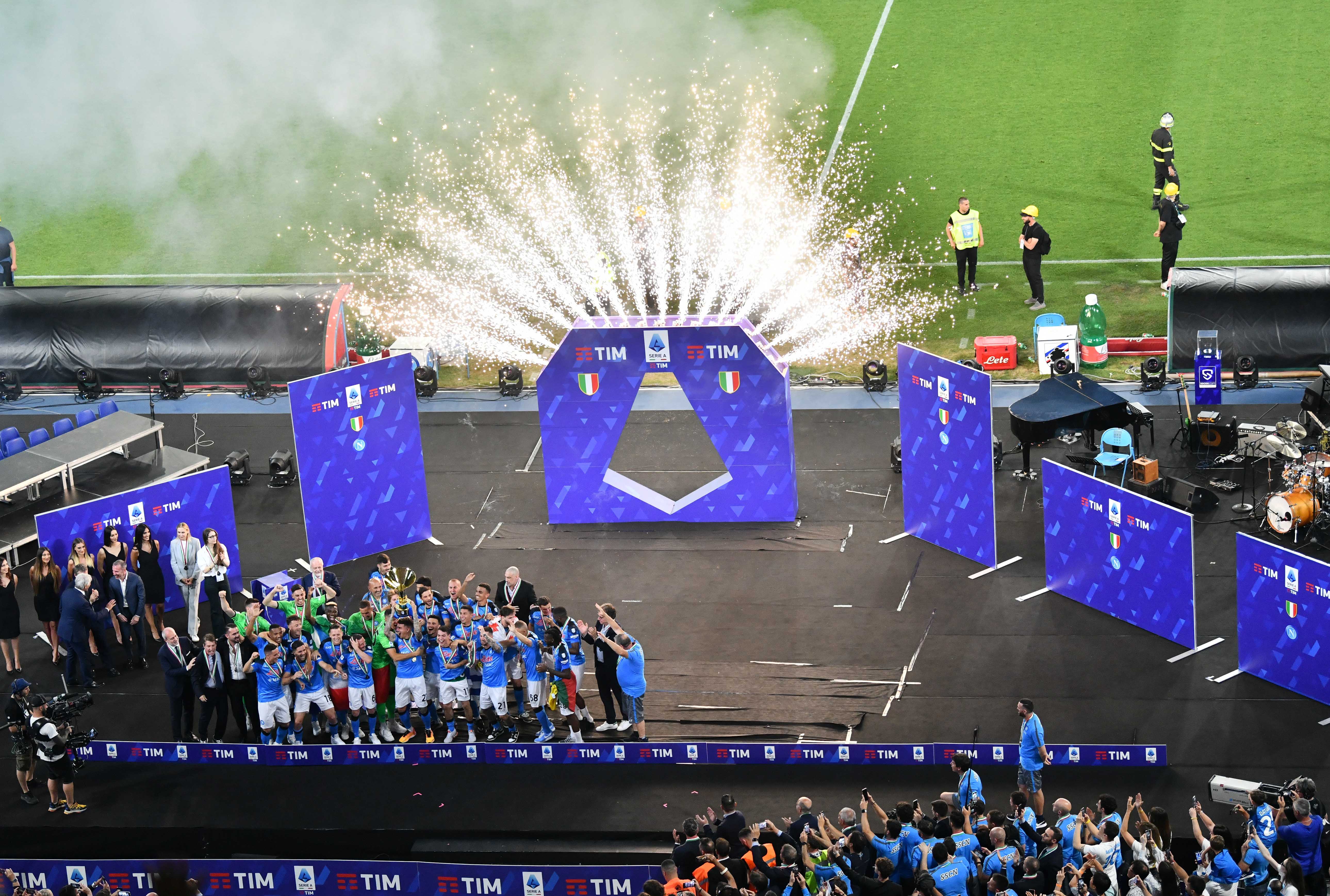 意甲那不勒斯捧杯,足球那不勒斯比赛分析