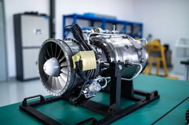 逐梦蓝天迎风起航,逐梦蓝天飞鹰起飞