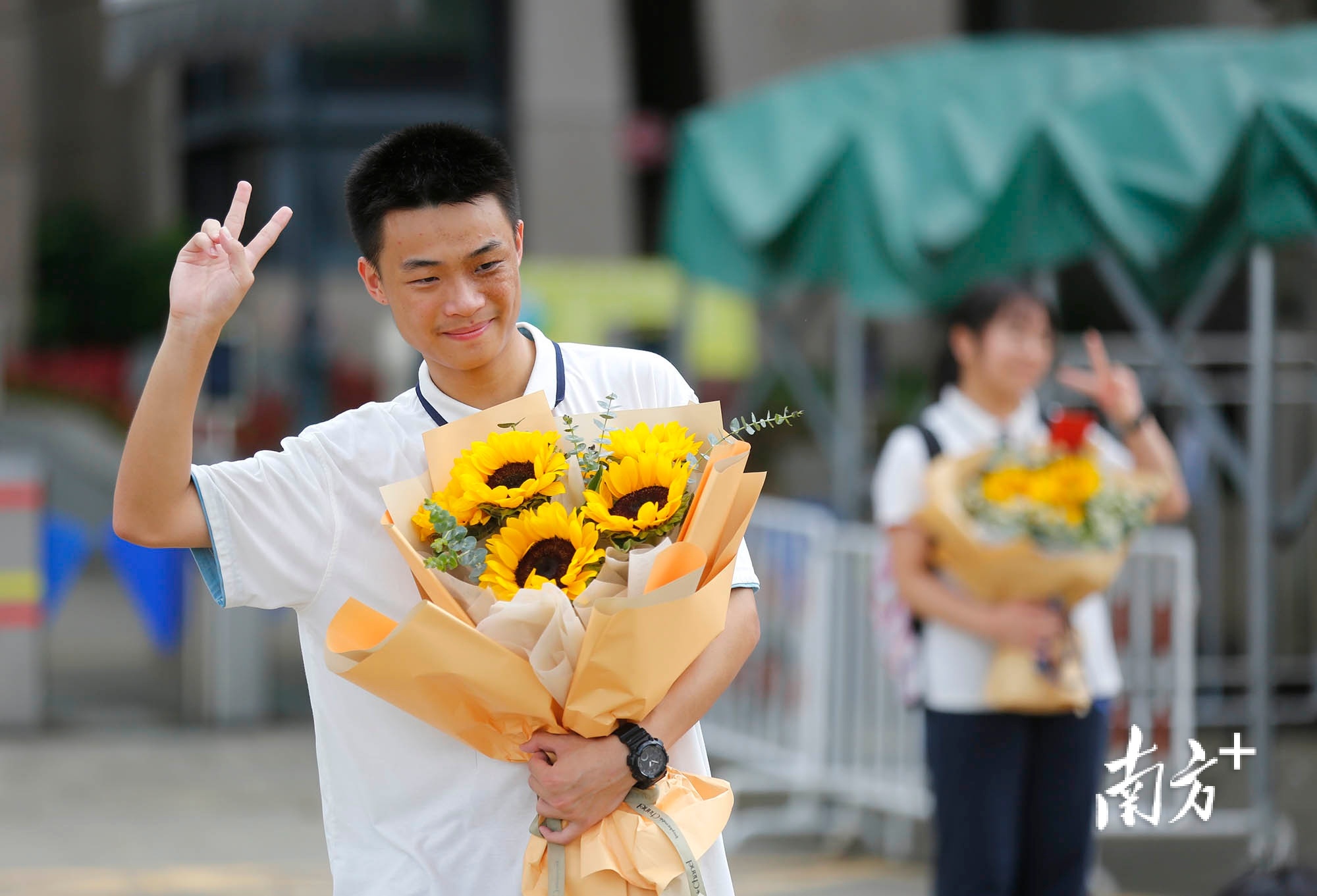 “零食花束”迎考生！多图看中山一中校门感人瞬间