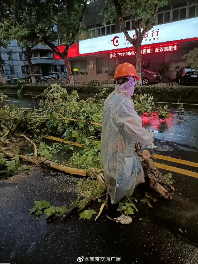 江苏遭超强龙卷风冰雹突袭,今明两日14省将迎8级以上雷暴大风