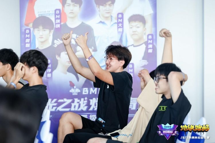 地铁跑酷跑神杯海选赛,学校六个队参加接力跑赛