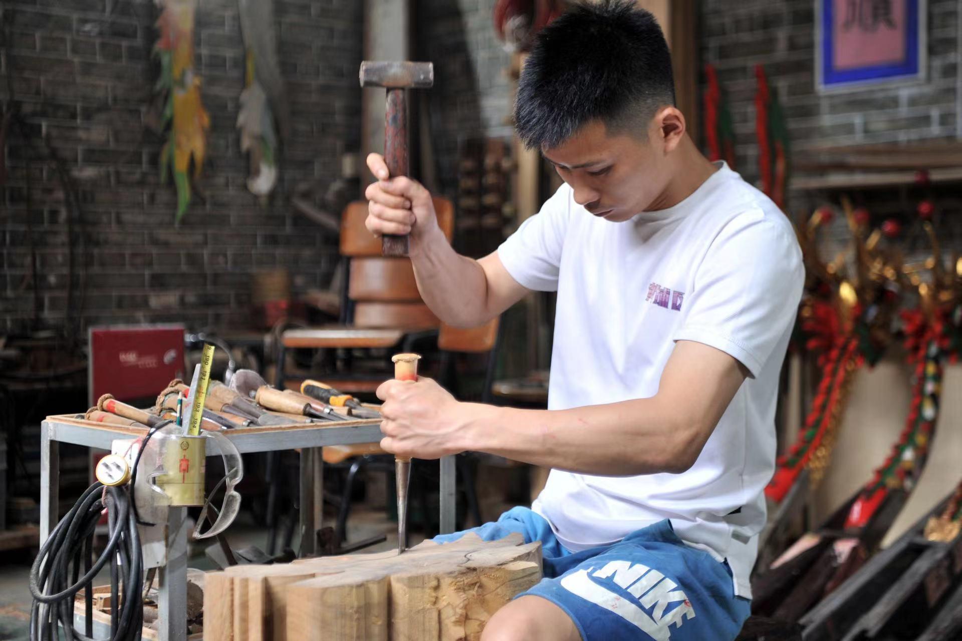 龙舟张伟潮,张伟潮龙头雕刻