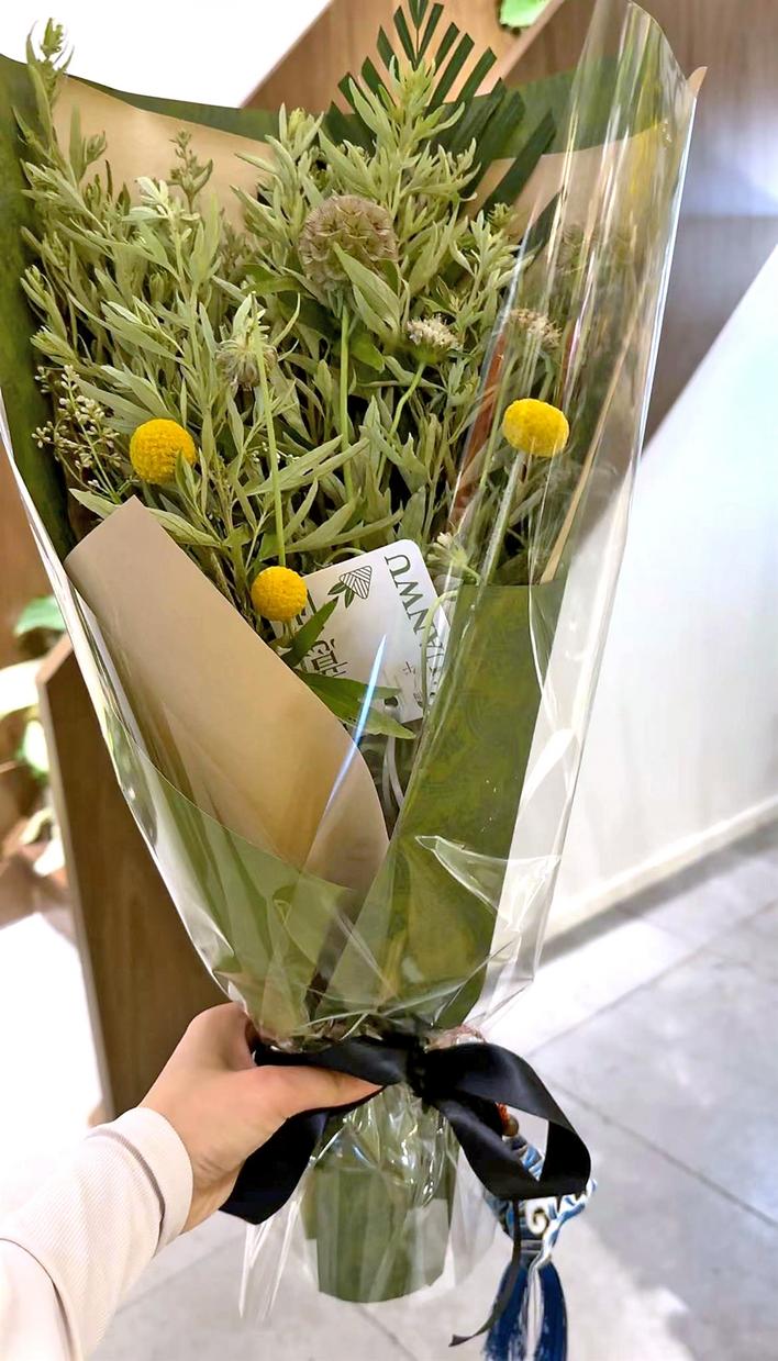 在菜场一把只要2元跻身花店一束上百元端午前夕江城艾草卖出玫瑰价