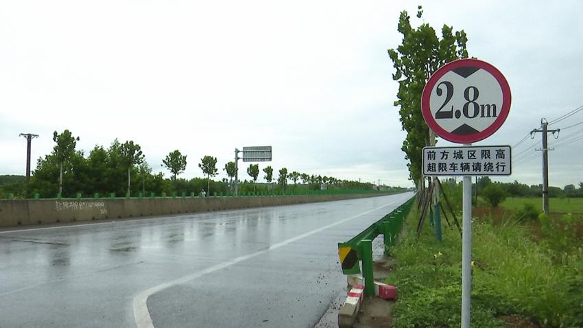 G107国道孝昌段南北大桥装限高架治理超载禁超2.8米高车辆通行