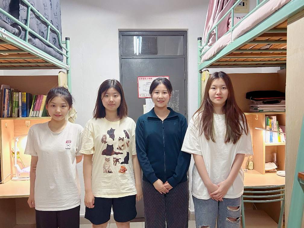 一个宿舍三个退役军人，剩下那位：“你感动吗？我不敢动！”