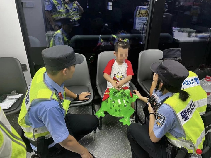 00后新警夜巡杭州网红“啦喜街”，人间烟火中的成长历程