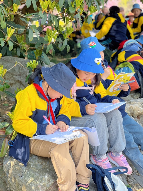 探寻春色，乐享春趣——梅岭小学开展春游研学活动