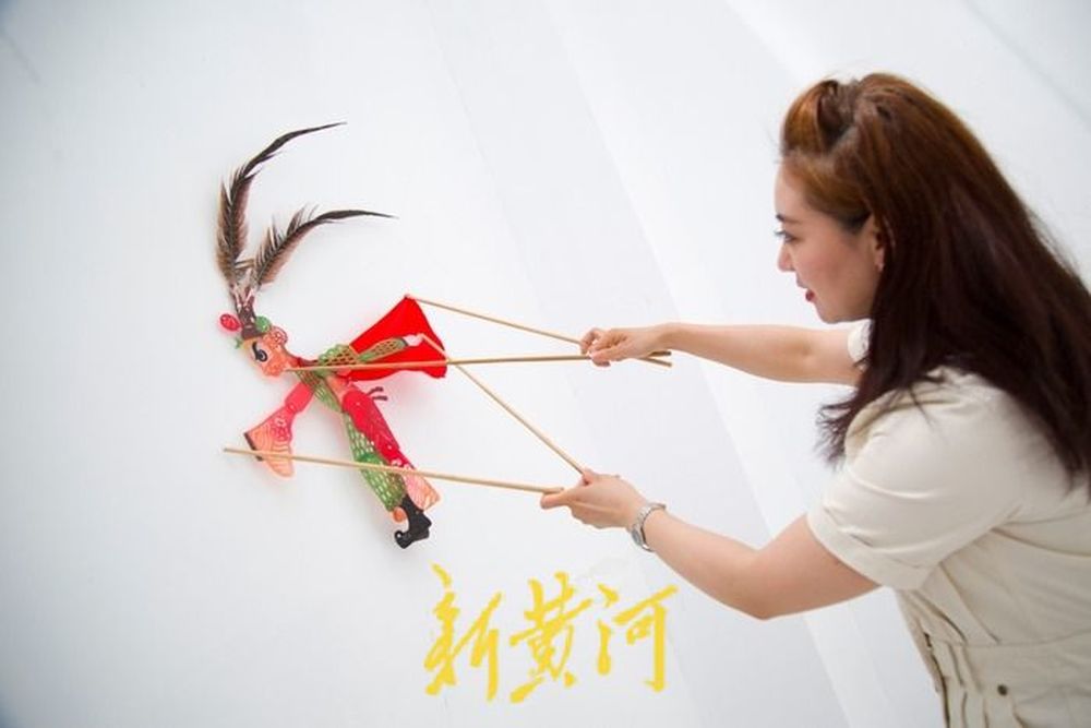 皮影戏传承人李娟的图片,济南皮影传承人李娟