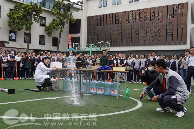 杭州市惠兴中学陈厚霖,从小就对数理化有兴趣的孩子