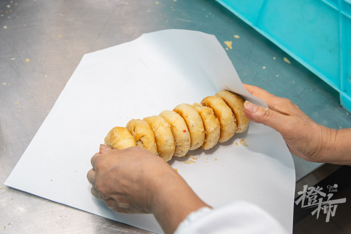 杭州各大寺庙“筒儿月饼”陆续开售!橙柿独家探访中天竺“月饼厨房”:吃货最惦记的素月饼是怎么做出来的?