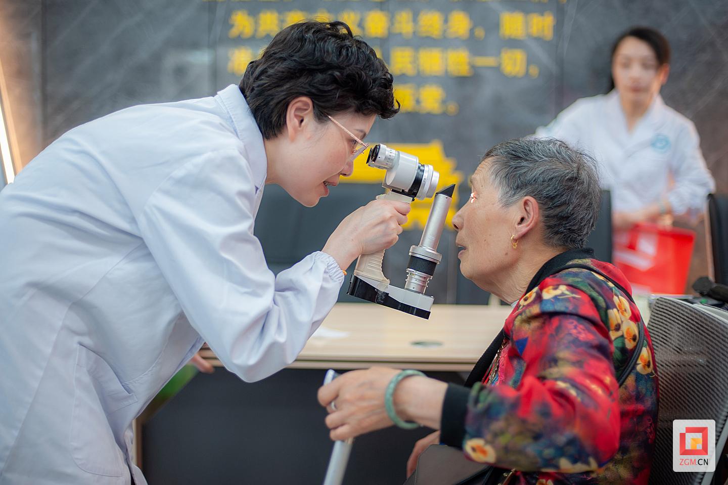 守护患者眼眸里的“星辰大海”——记全国优秀眼科医师李爽乐