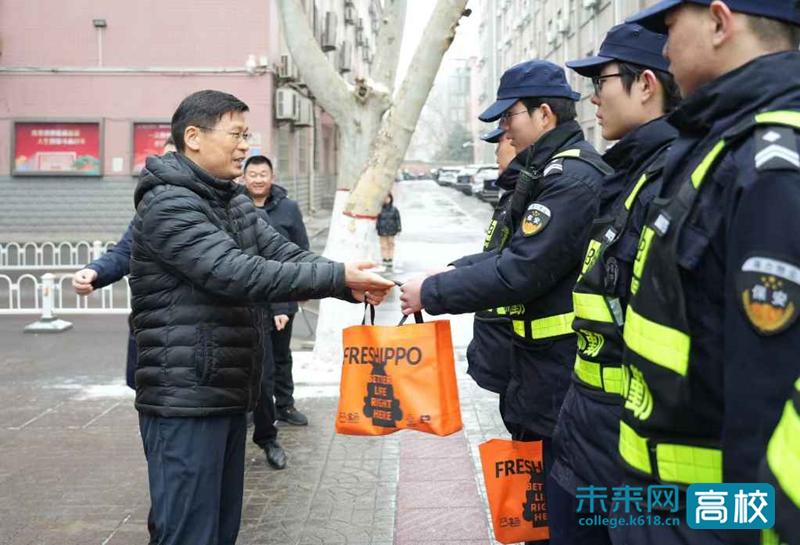 县领导走访慰问春节值班值守人员,院领导看望慰问春节一线值守人员